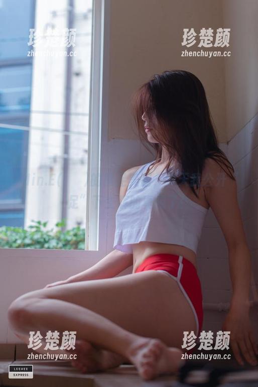 Min.E(민이)的裸足美图，今天我公开“足”下生辉的真相了！