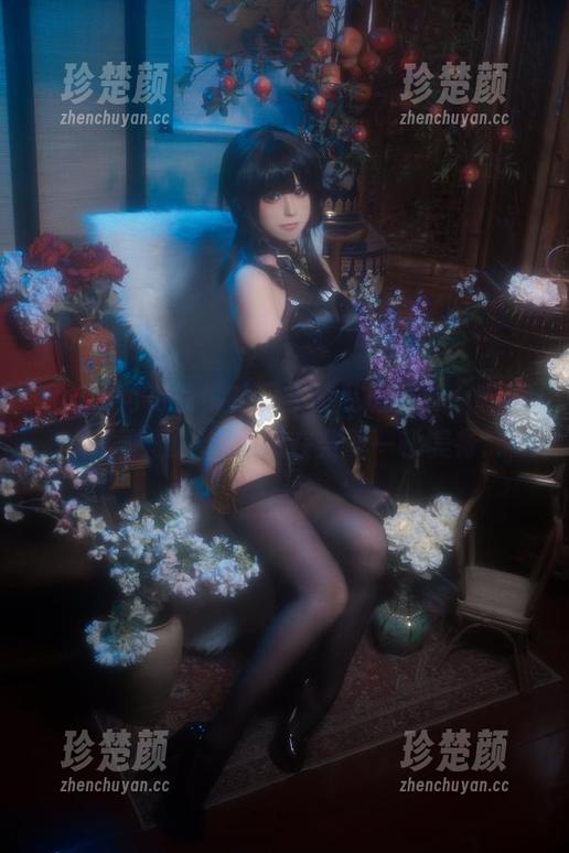Quan冉有点饿的职业装私房写真，哦，外表优雅，内心却在祭奠一顿美餐...