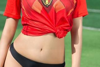 UGirls尤果网 - 图片中藏的幽默感，妮小妖与她的奶牛在线碰撞
