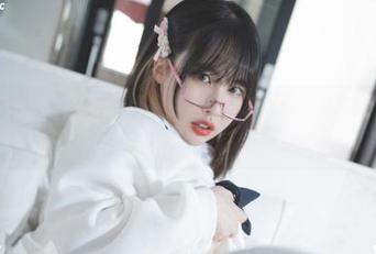 WhenUhye(이유혜)遇上DeepmoreOffice，私房的期待与失落交织着。