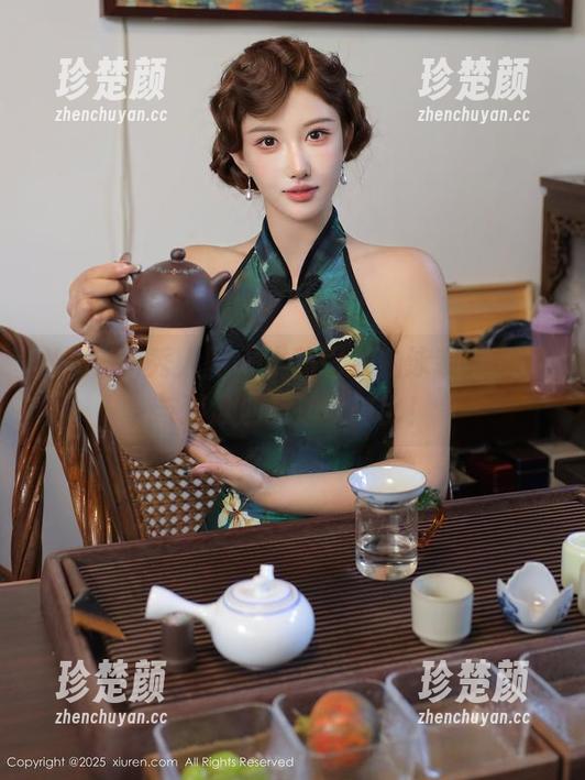 Xiuren秀人网 - 小热巴私拍泳装，穿着与游泳池的油腻对比！