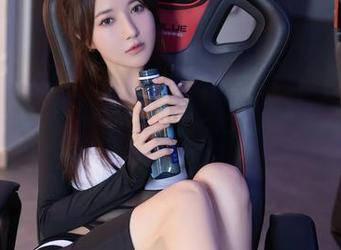 Xiuren秀人网 - 这连体衣的设计，实在让人眼前一亮，黄乐然原图中的那抹色彩太抓眼了。