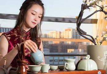 克拉女神 - 好吧，我承认，芝月的泳池作品确实吸引了我的注意，连我也开始好奇了。
