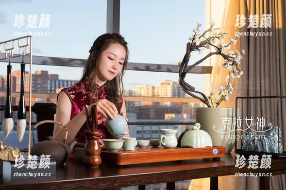 克拉女神 - 好吧，我承认，芝月的泳池作品确实吸引了我的注意，连我也开始好奇了。