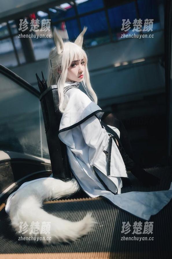 这组精选写真登场了，“南桃Momoko”的美足亮得让人稍稍失控。
