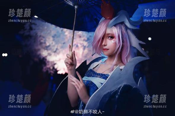 奶狮不咬人又来了！此次cos赫萝，体验一把毛茸茸的舒适与囧态！