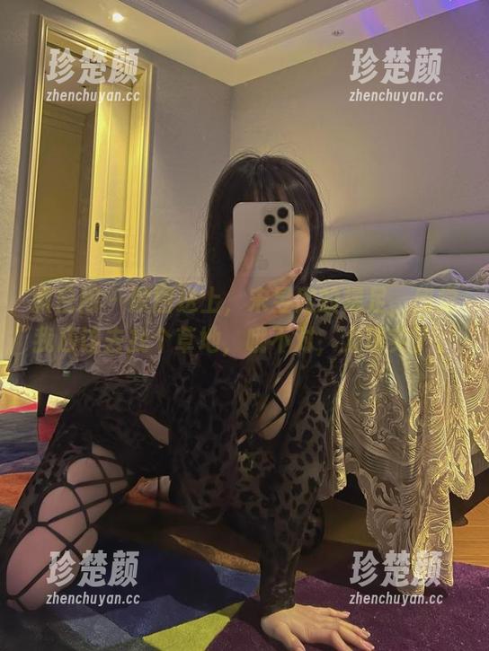 微密圈 - 原图送上，宋昱欣的裸足，感觉我应该去找个草地，哦不对，太现实了。