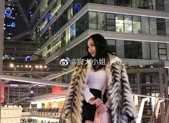 微密圈 - 短裙系列的宸大小姐写真集呀，别说，我还挺期待的呢。