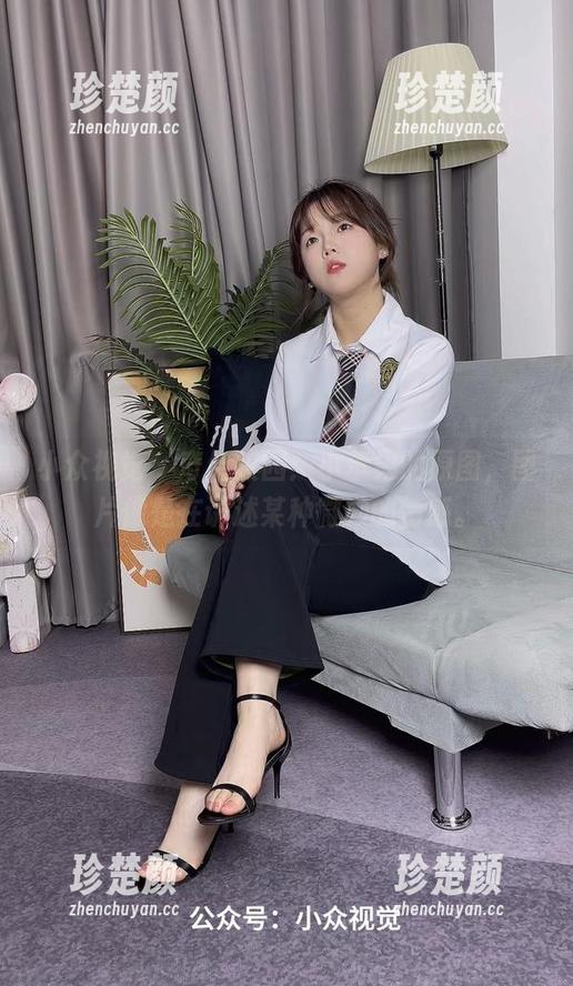 小众视觉 - 奇幻校园：小苹果的原图，图片像是在讲述某种微妙的情感。