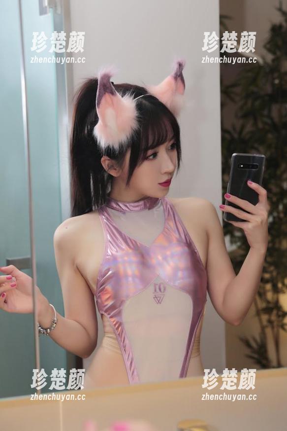 你瞧，小女巫露娜在泳池的最新大片，照片教学水中八步走。