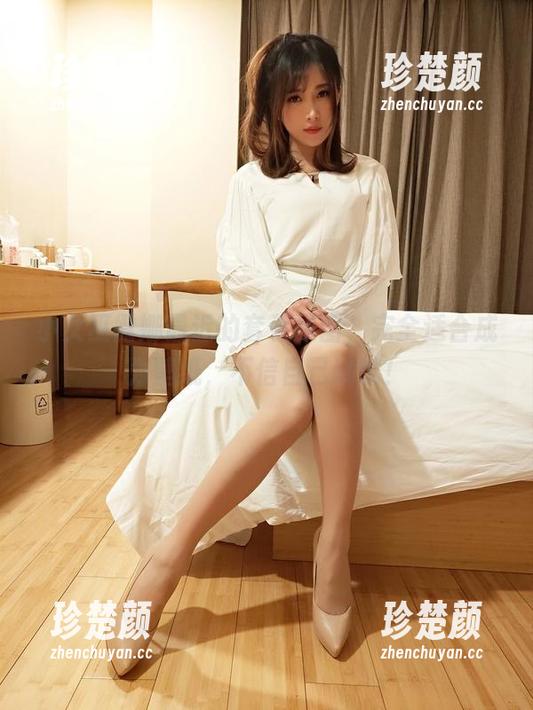 小女巫露娜最近的套装原图，完全适合成为壁纸，不信自己试试！