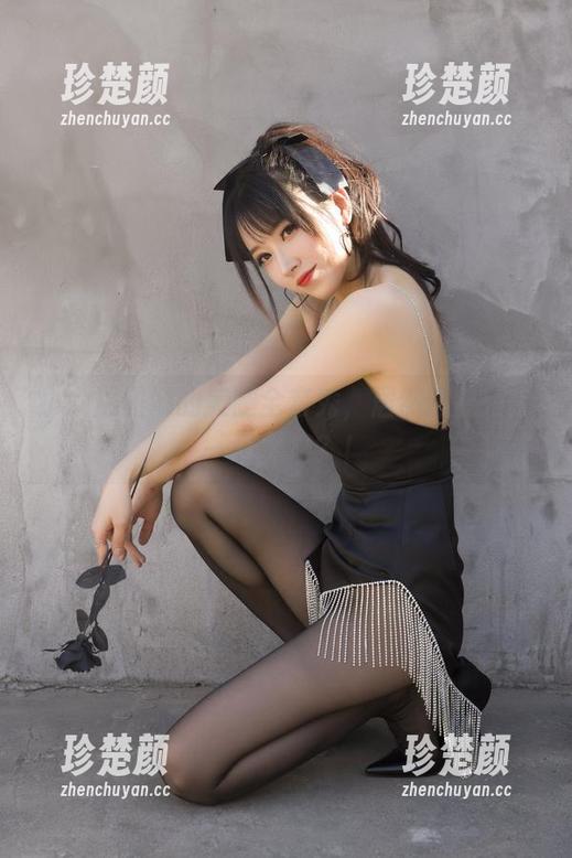 小女巫露娜的美腿全套秀，居然还能搭配一条长裙？！
