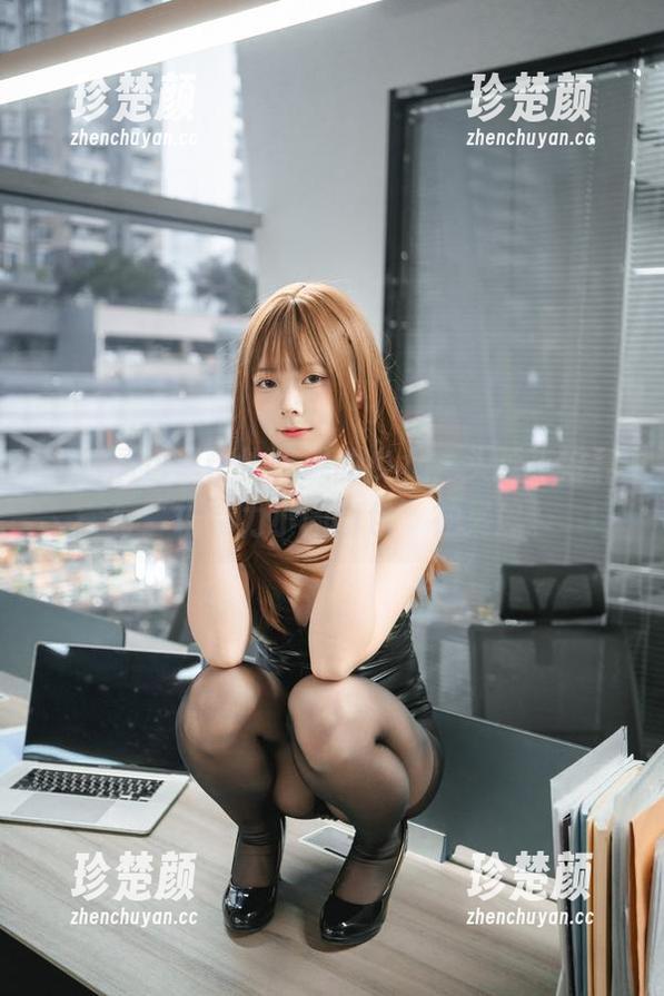 高清图包里忙忙碌碌的少女，头顶正好有位“巧克力小圆面包”在冥思。