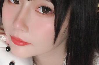 瞋眼盯着是一只废喵了的泳衣照片，不禁想问她的造型师去哪了