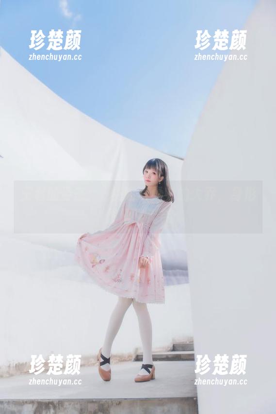 王者的姿态：桜桃喵写真中的大乔，身形优雅又无奈
