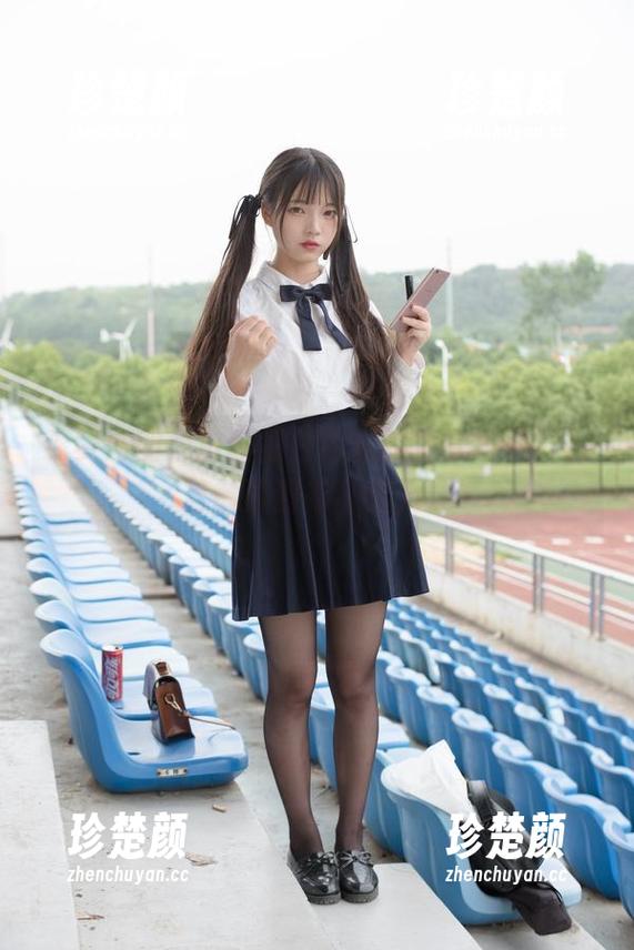 森萝财团，白丝加白毛衣的全套写真，恍若触碰到某种魔力。
