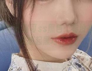 高清写真中的洛可ss黑色：有没有人跟我一样想起黑巧克力？