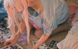 下载神沢永莉的蓝白泳衣与辫子，夏天还不快来找乐子？