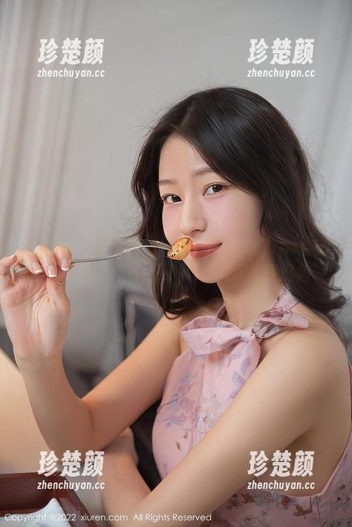 秀人网 - 套图时间——跟着FoxYini孟狐狸的自拍，轻松get不一样的观察视角。