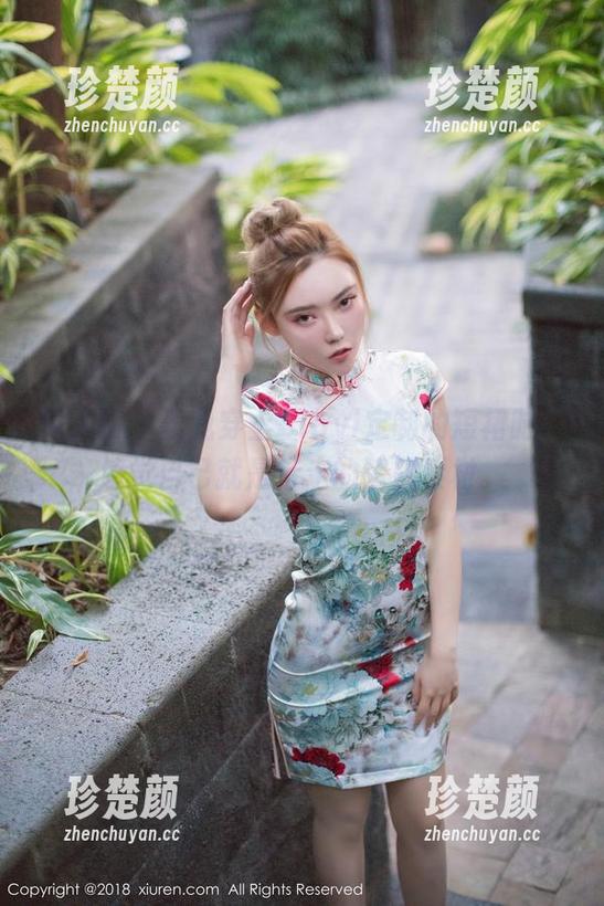 秀人网 - 当我穿上Sibyl定制的短裙时，感觉自己就是行走的话题素材。