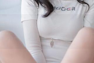“碧蓝航线镇海”独家美图，轩萧学姐为你演绎不一样的谜一般的海洋风情。