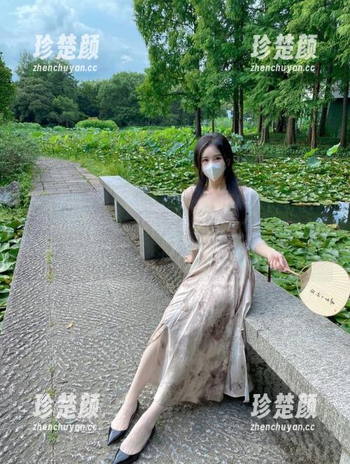 微密圈 - 福利不断，软妹小九九的纯白图包开启中，脑子里对“纯白”二字有了新理解。