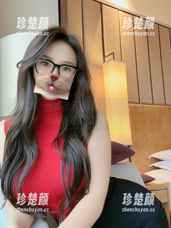 微密圈 - 伴随着无圣光，这张图片里的陈大小姐毛衣超解渴