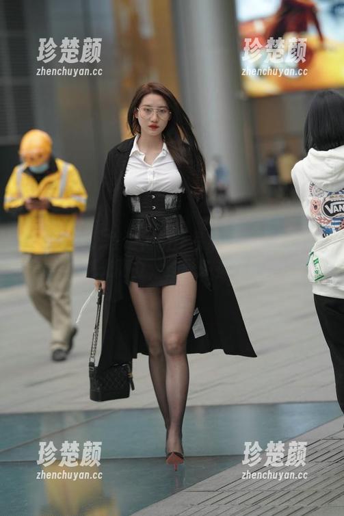 魔镜街拍，程生街拍作品集：天桥上的美女，逆光而立，连影子都在璀璨。