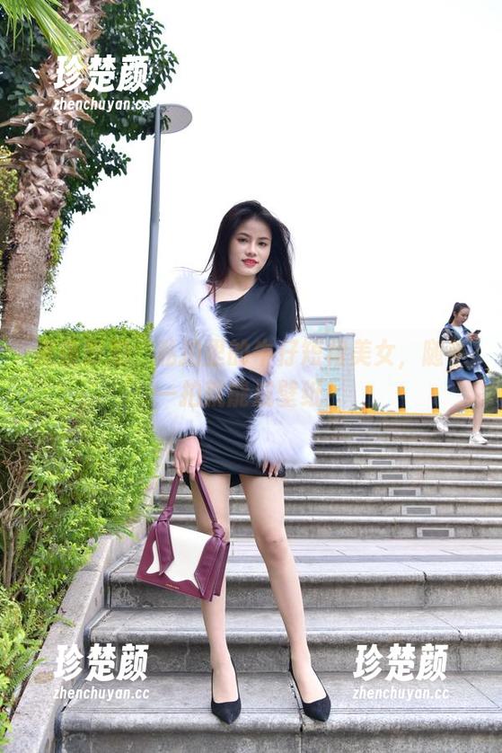 魔镜街拍：私拍里的牛仔短裙美女，随手一拍就能成壁纸！